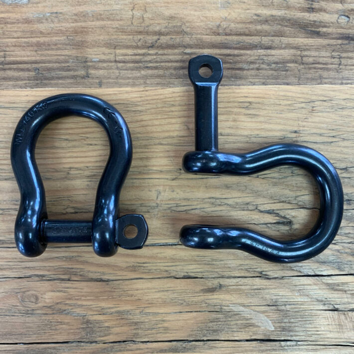 Bow Shackles 8mm in Black. Left is closed, the right is open, demonstrating the captivity.