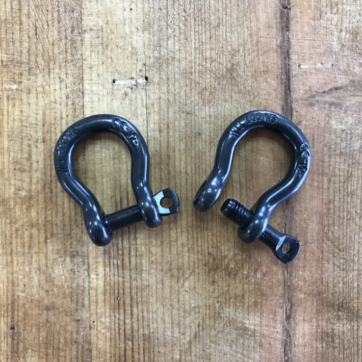 Two 5mm Bow shackles. left is closed and right is open.